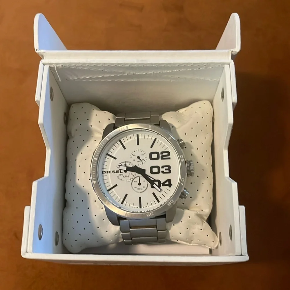 Diesel Men’s Stainless Steel Watch – Bold Modern Design – Quartz Movement